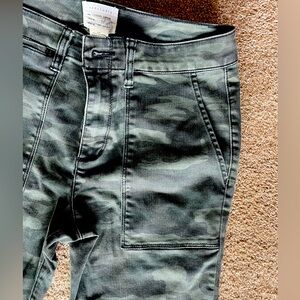 Sanctuary Standard Surplus Green Camo Pants with Zipper Ankle detail Size 27